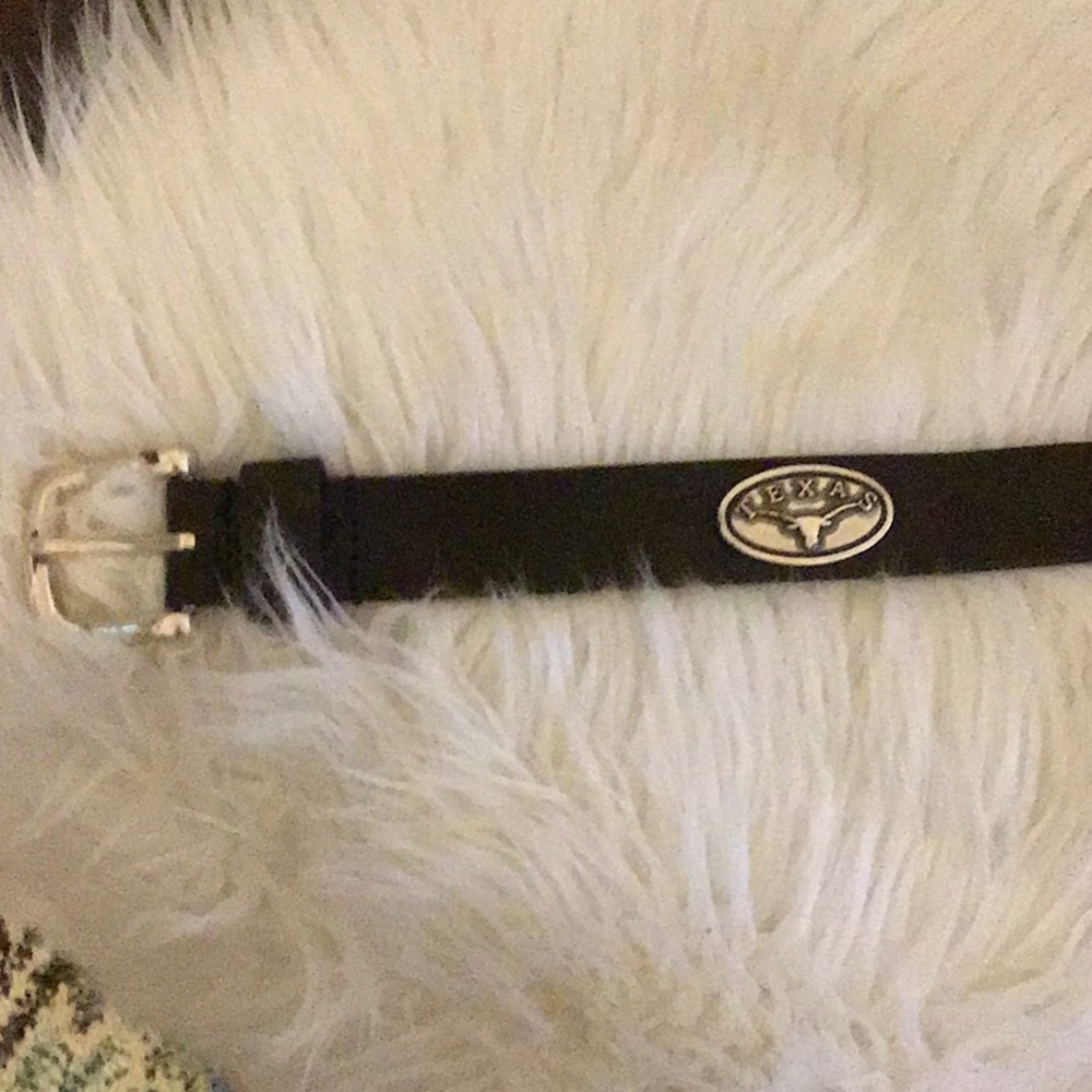 Men’s leather Texas Longhorns belt.